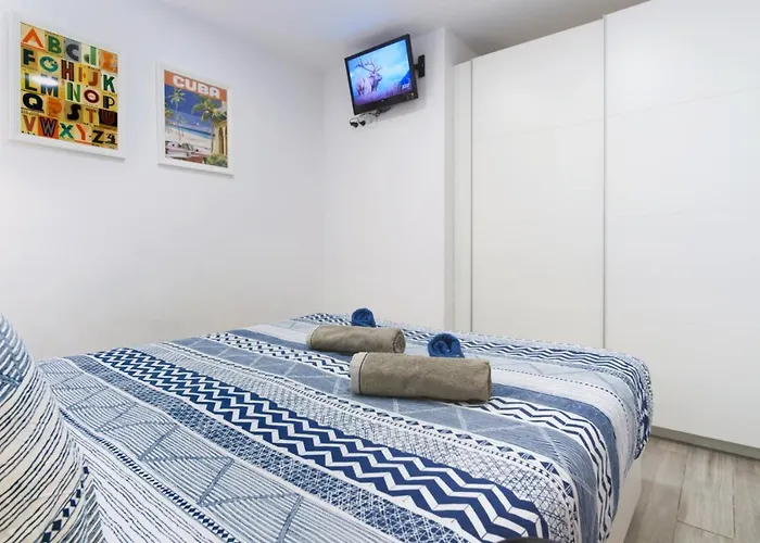 Modern With Pool - Yumbo & Апартаменты